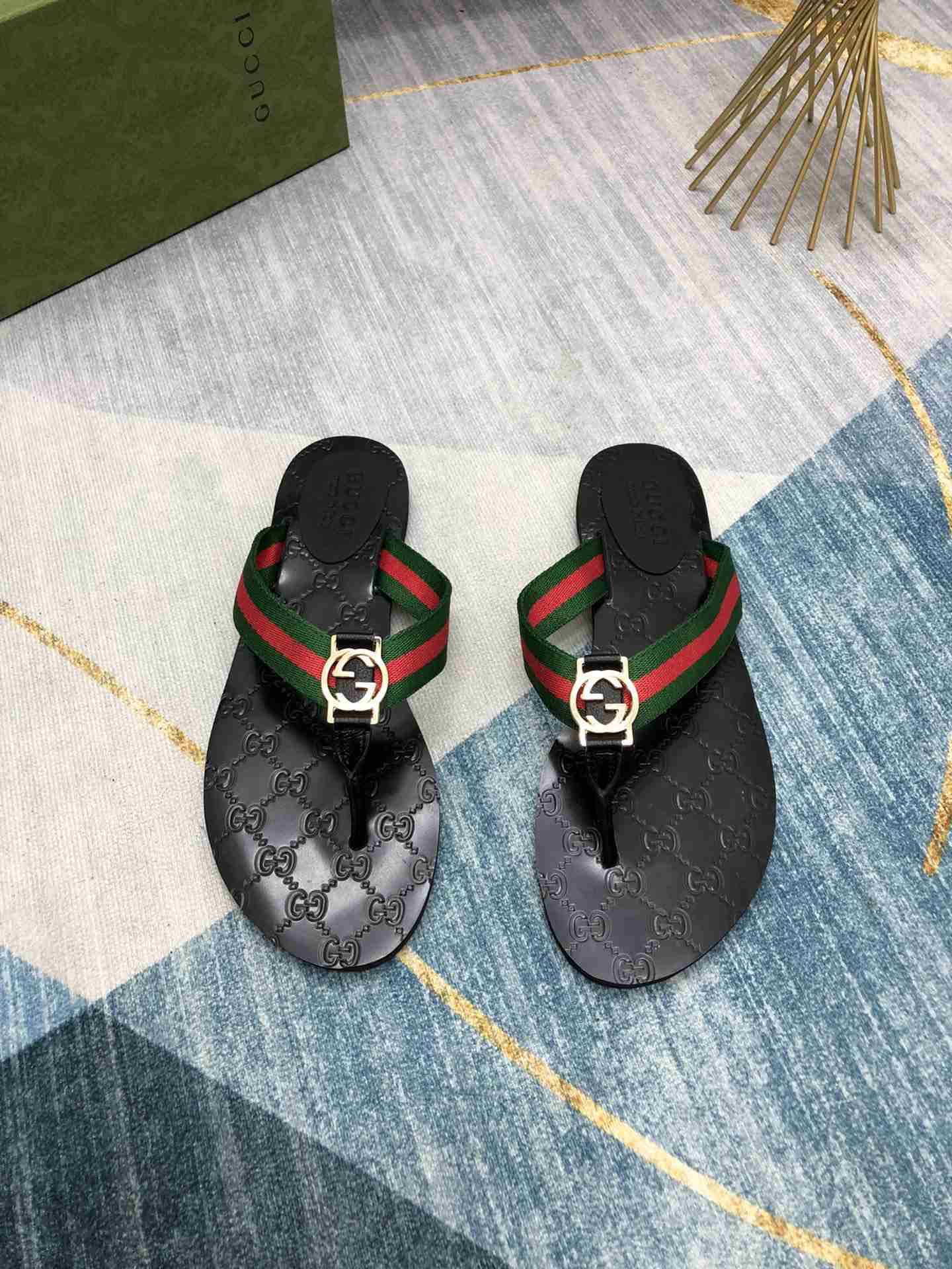 Gucci GG Interlocking Web Detail Leather Flip Flops Nero